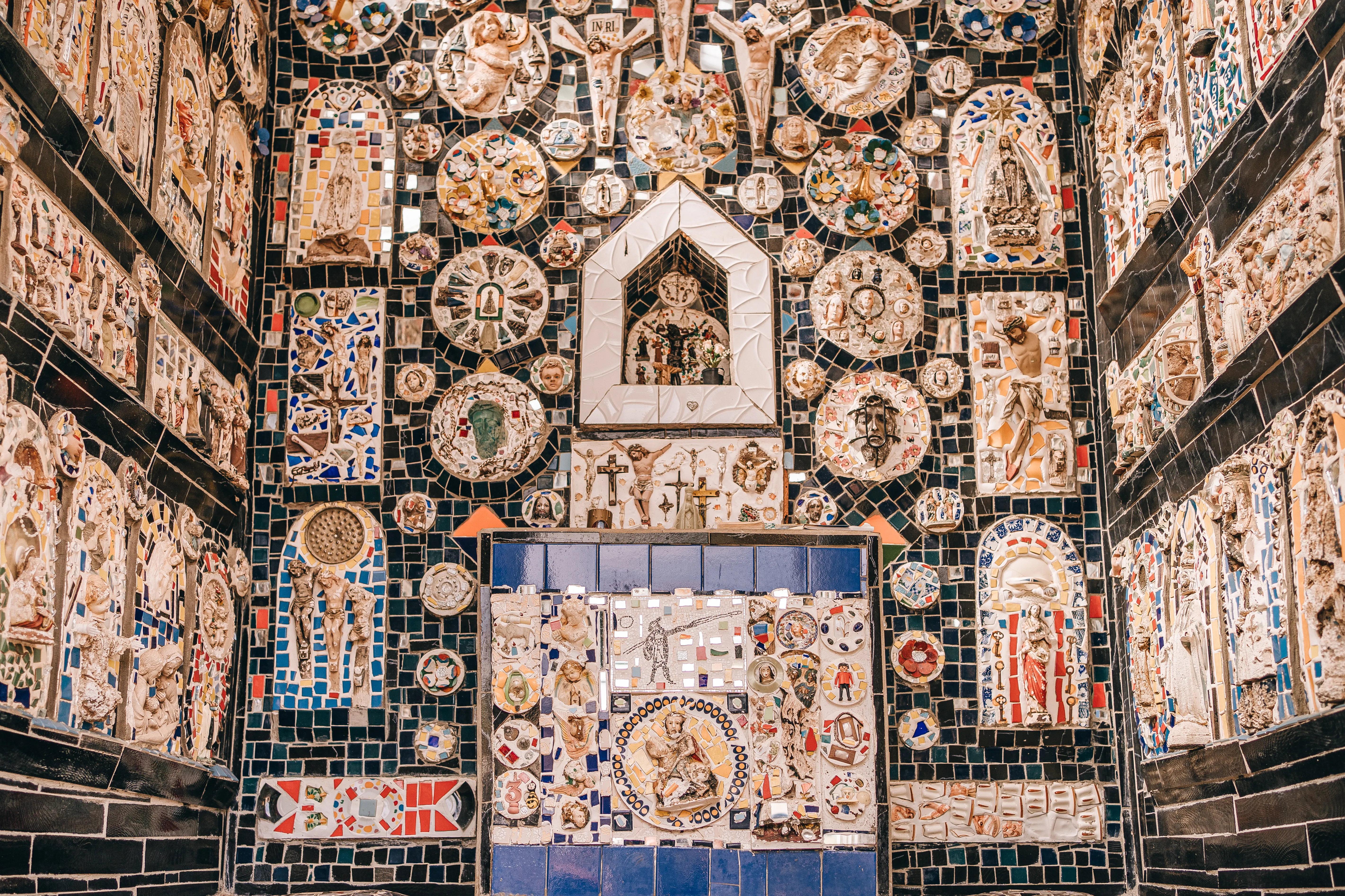 Redes sob treliça viva em meio à mata