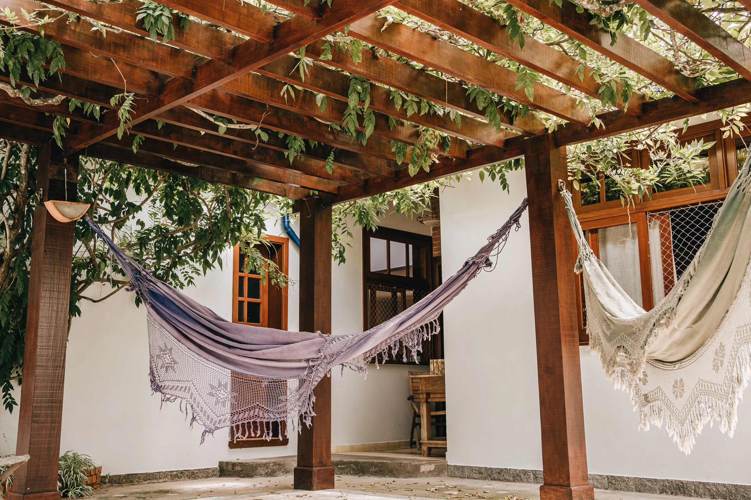 Redes sob treliça viva em meio à mata